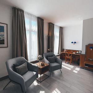 Zimmer mit Kingsize-Bett